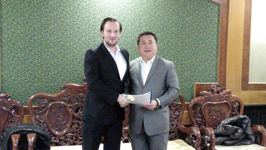 Chairman Niu Shuhai of BODA Group signed agreement with Mr. Smit and took photos for memorization.